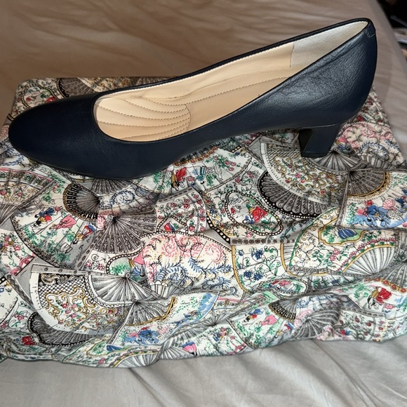 Easy Spirit Navy Leather Rounded Toe Pumps. 1.75” Heel. Size 8 - Picture 3 of 10